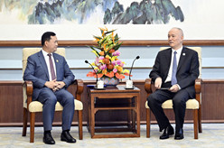 蔡奇会见柬埔寨首相