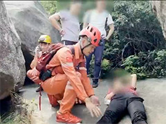厦门洞房谷老人摔伤 救援队合力将其抬出