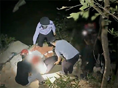 厦门女子摔伤被困瀑布底部 救援队奋力将其救出