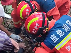 宁波采摘野果老人误踩捕兽夹 消防公安及时救援