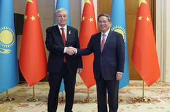 李强会见哈萨克斯坦总统