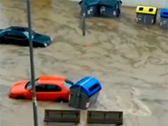 西班牙首都马德里遭遇强降雨天气 当地交通陷入瘫痪