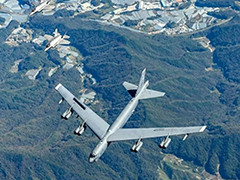 美B-52H轰炸机首次降落 与韩空军进行联合训练