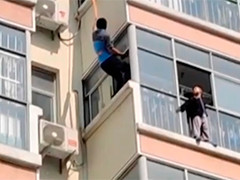 山东临沂男童被困5楼窗外 空调安装师傅空降救援