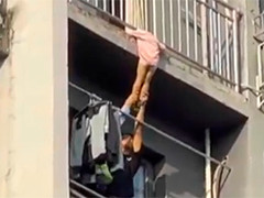 重庆小女孩悬挂空中 勇敢市民出手相助