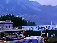 山东淄博货车突然着火 加油站员工成功扑灭