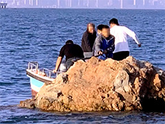 青岛三名外地游客被困礁石 警民联手及时施救