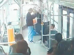 重庆 下车忘带贵重挎包 两小时内失而复得