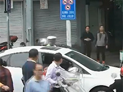 广西河池孕妇开车途中羊水破裂 交警快速送医急救