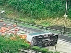 云南车辆侧翻致司机被困 众人合力救援