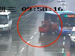 湖南石门故障电动三轮车突然自行启动 撞上公交车