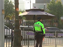 韩国两名警察在国防部大楼外被刺伤