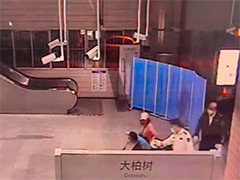 上海女孩晕倒抽搐不停 民警帮忙紧急送医