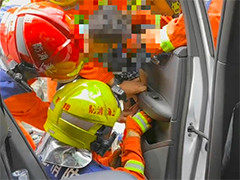上海4岁儿童手卡车门内 暖心救援助力脱险