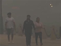 印度空气持续重度污染 新德里小学停课一周.