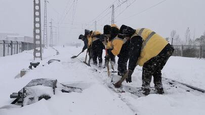 东北地区迎来强降雪 各部门积极应对