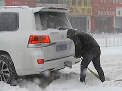 内蒙古 通辽降雪致车辆人员被困 多方紧急救援