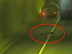 重庆高速公路隧道内枕木挡道 两小车相继碰撞
