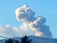 印尼杜科诺火山再次喷发 火山灰柱达700米