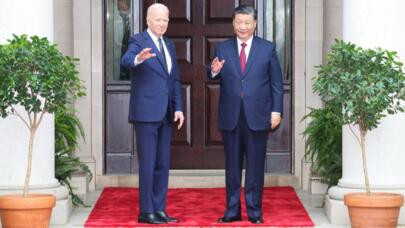 习近平抵达中美元首会晤现场 拜登在下车处迎接