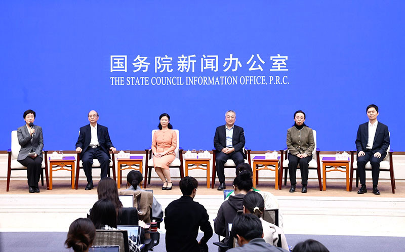 国新办举行中国援外医疗队群体代表与中外记者见面交流会