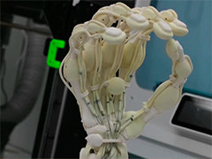 科学家首次3D打印出有骨骼、韧带和肌腱的机器人手