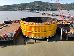 世界最大跨度单塔吊钢箱梁悬索桥 双屿门大桥进入海上主塔施工阶段