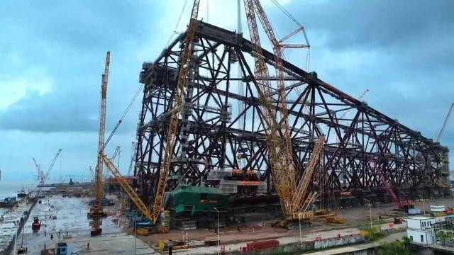 “海基二号”油气平台主结构建造完工