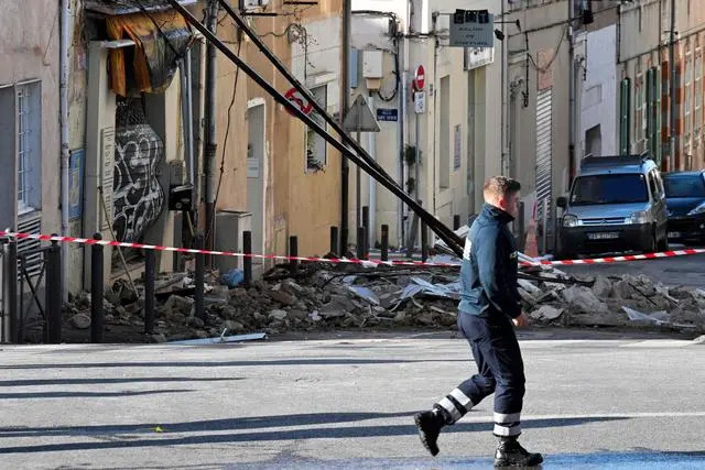法国马赛一建筑因失火部分坍塌 多人送医