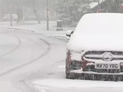英格兰北部遇强降雪 电力中断交通受阻