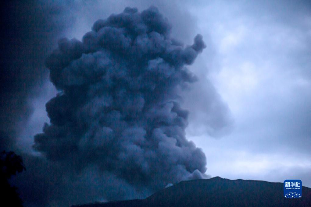 印尼 马拉皮火山持续喷发 11名登山者死亡