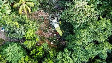 菲律宾一辆客车坠入山谷 至少27人死亡