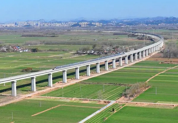济南至郑州高速铁路8日全线贯通运营