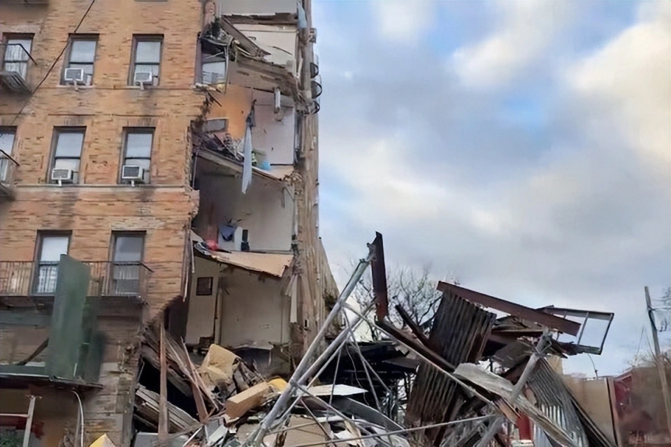 美国纽约一建筑部分坍塌搜救仍在继续