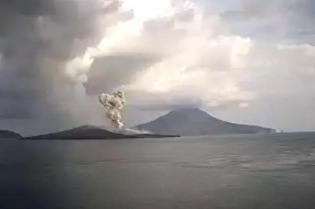 印尼 喀拉喀托火山喷发 灰柱高约600米
