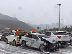 韩国江原道强雨雪天气持续引发多起交通事故