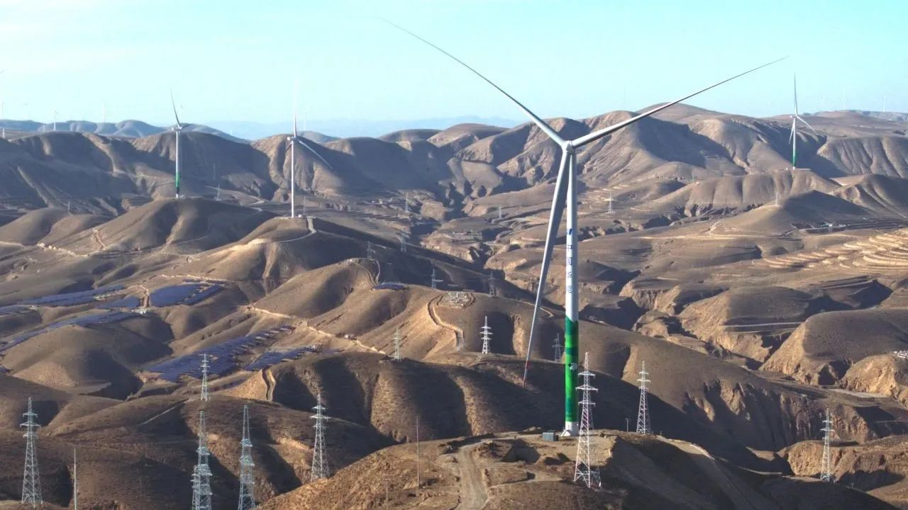 我国首个千万千瓦级多能互补综合能源基地 甘肃 首批100万千瓦风光项目并网发电