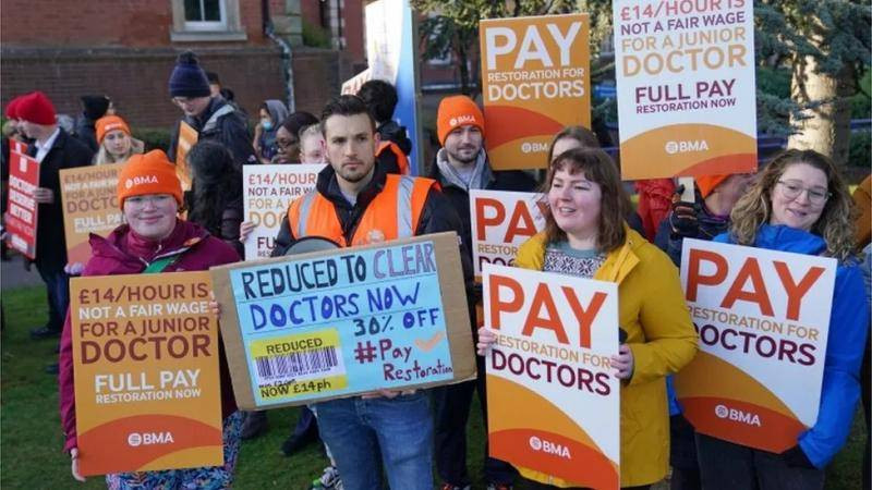 英格兰初级医生举行罢工 医疗系统遭冲击