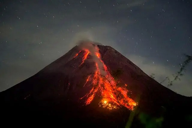 印尼 默拉皮火山发生喷发