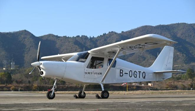 我国自主研制AG60E电动飞机成功首飞