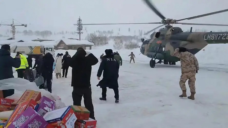 新疆军区某陆航旅紧急飞赴阿勒泰救援