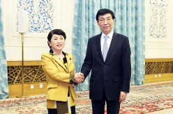 王沪宁会见日本社民党代表团