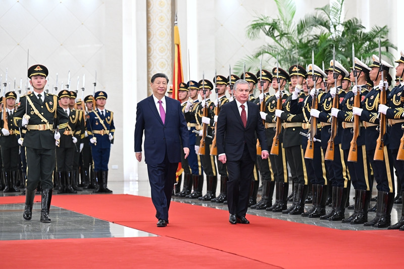 习近平举行仪式欢迎乌兹别克斯坦总统访华