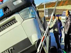 辽宁大连 卡车意外翻车 消防员冲出营地救司机