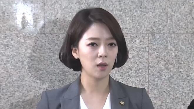 韩国执政党议员遇袭 头皮裂伤