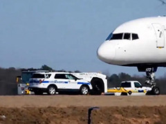 美国一波音757客机起飞前发生前轮脱落事故