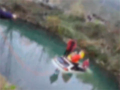 四川江油 小车失控坠河 民警消防联合营救