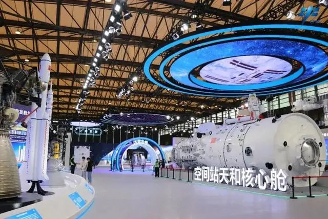 上海 载人航天工程展 载人登月火箭及航天器模型亮相航天展
