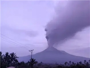 印尼 勒沃托洛火山喷发 火山灰柱达1000米