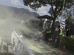 浙江宁波 车辆冒出滚滚浓烟 民警及时飞奔灭火